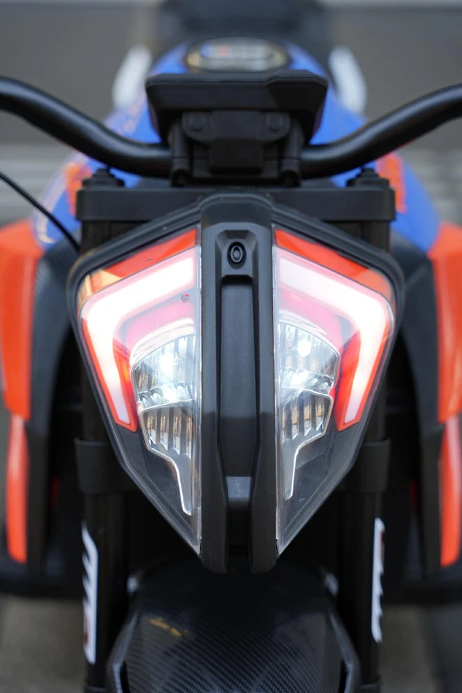 אופנוע סופרמוטו חשמלי לילדים - KTM - קיי.טי.אם דיוק 1290 12V