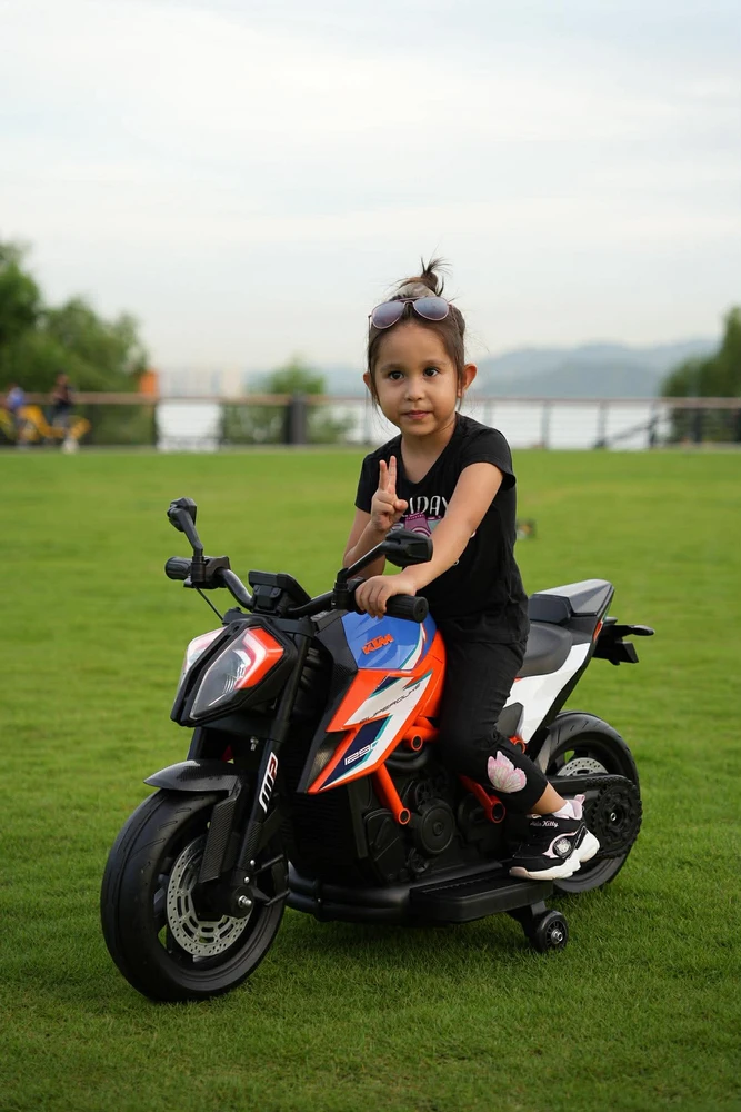 אופנוע סופרמוטו חשמלי לילדים - KTM - קיי.טי.אם דיוק 1290 12V